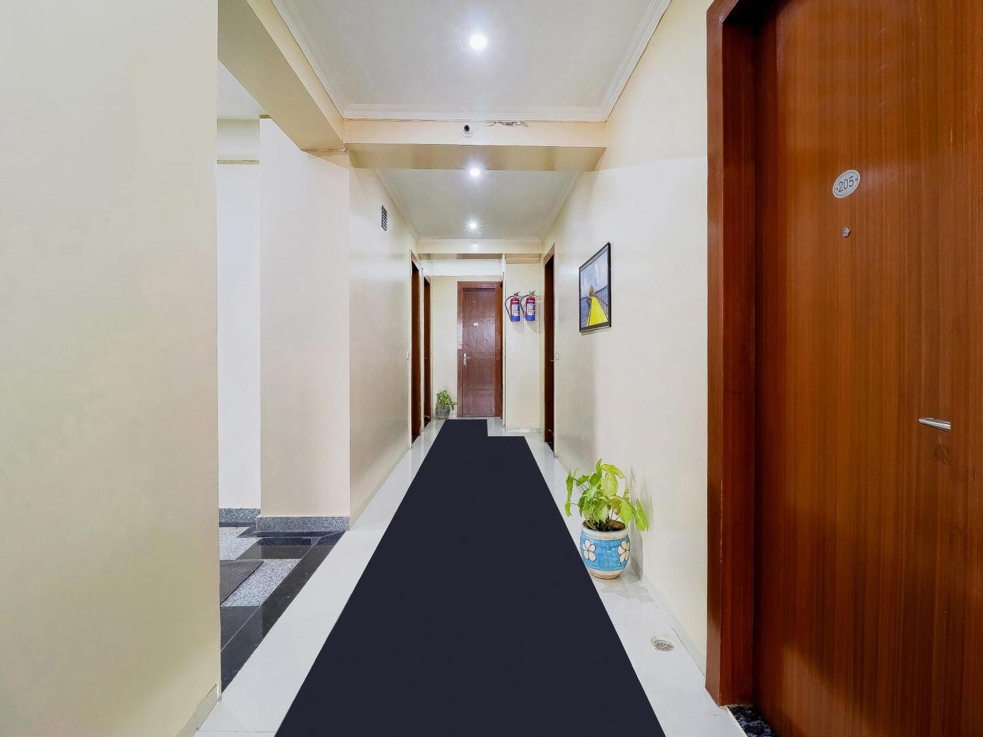 Treebo Rejoice 52 - 3Km From Huda City Metro Station Badshahpur ภายนอก รูปภาพ
