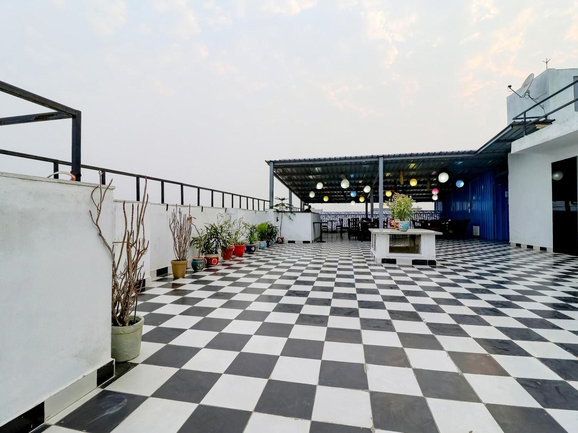Treebo Rejoice 52 - 3Km From Huda City Metro Station Badshahpur ภายนอก รูปภาพ