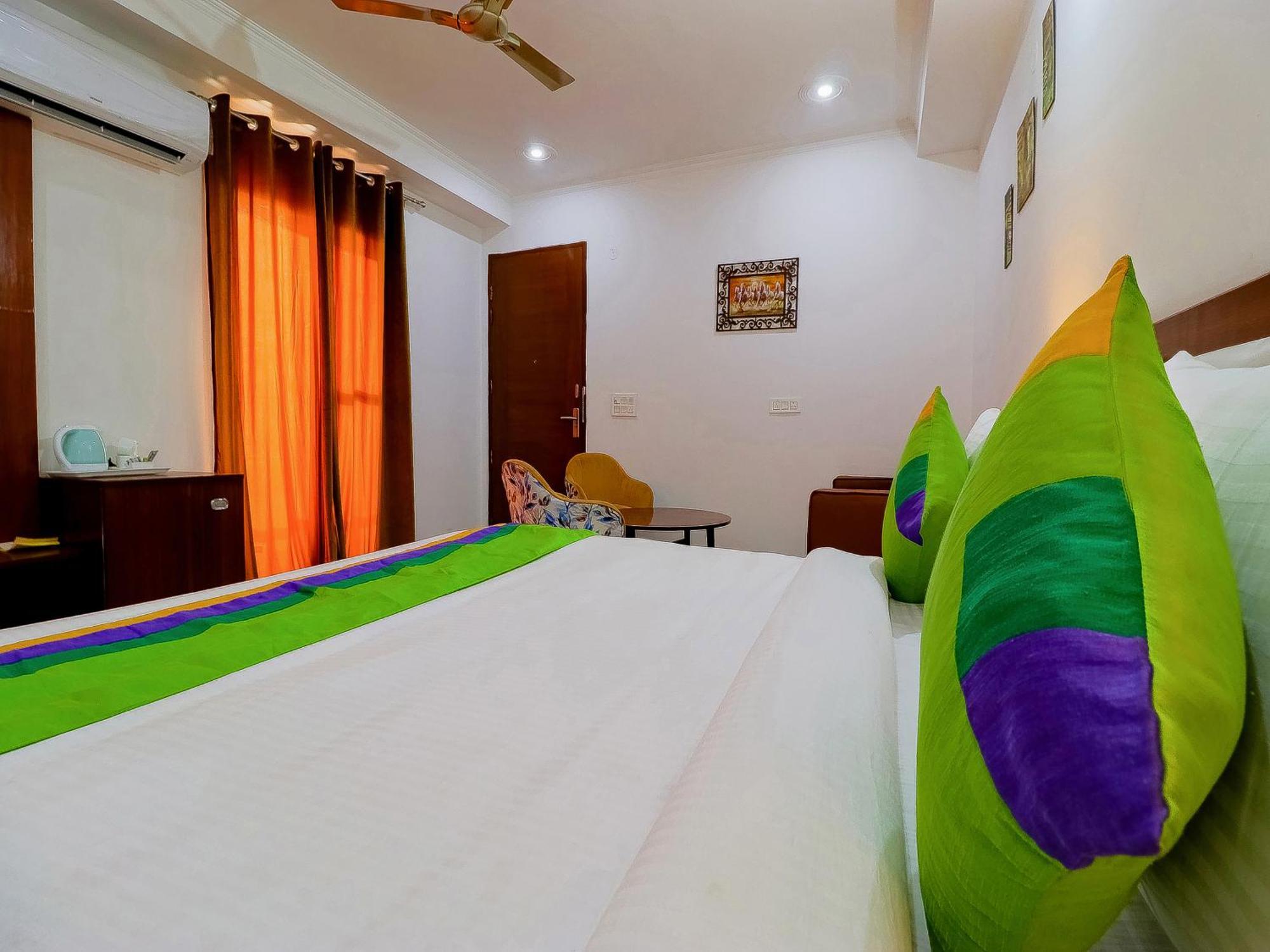 Treebo Rejoice 52 - 3Km From Huda City Metro Station Badshahpur ภายนอก รูปภาพ
