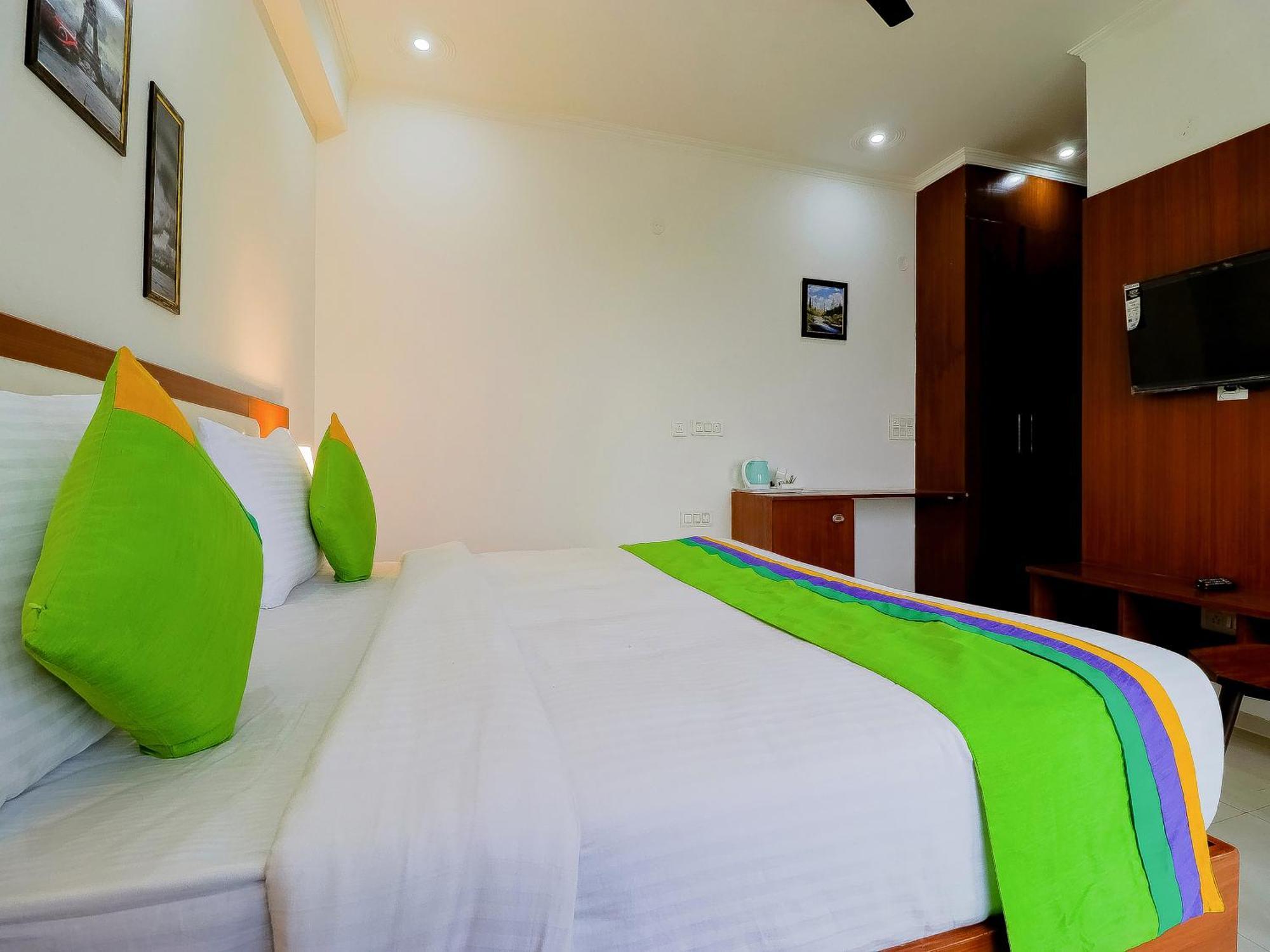 Treebo Rejoice 52 - 3Km From Huda City Metro Station Badshahpur ภายนอก รูปภาพ
