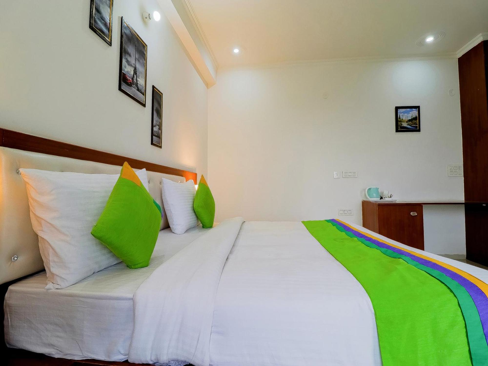Treebo Rejoice 52 - 3Km From Huda City Metro Station Badshahpur ภายนอก รูปภาพ