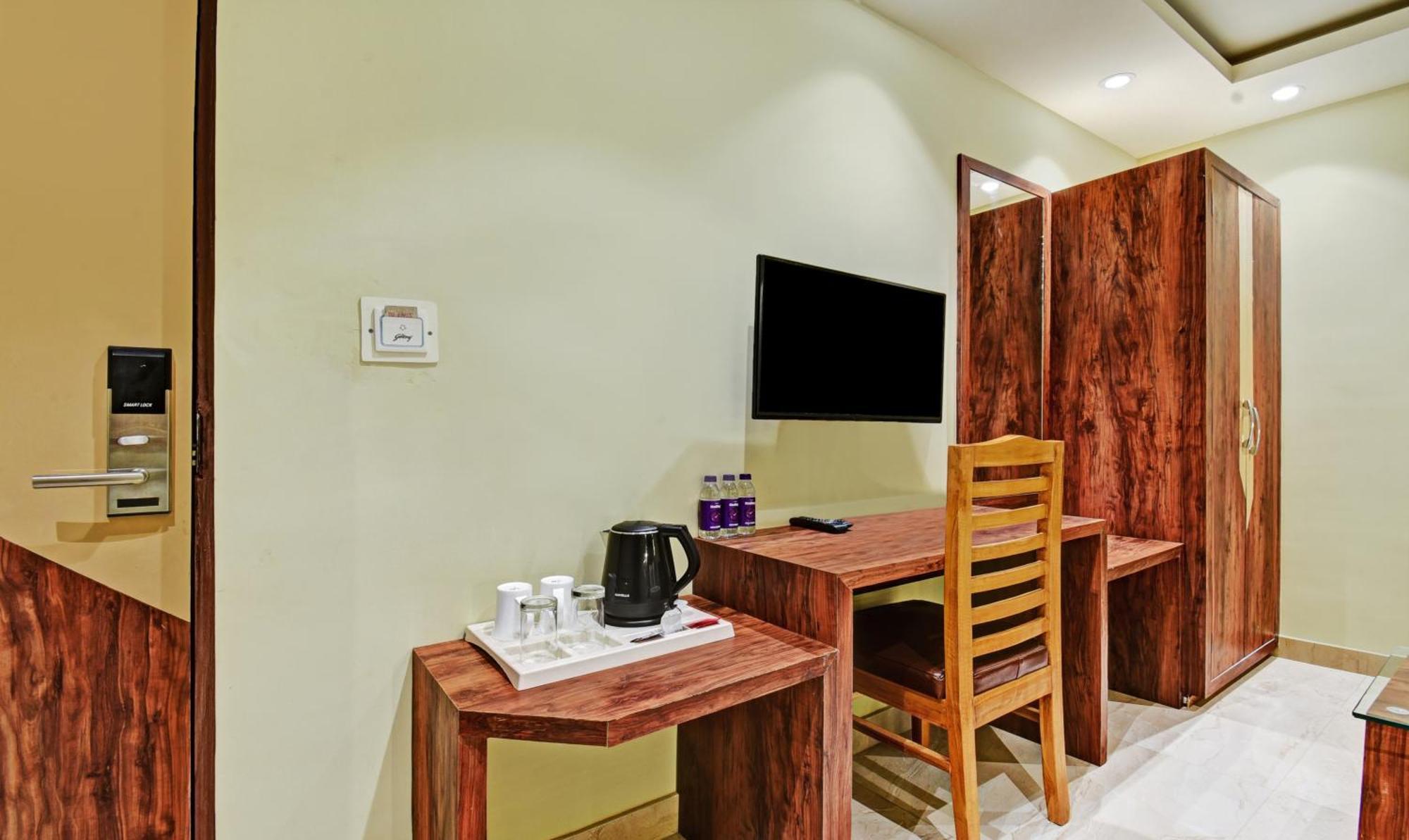 Treebo Rejoice 52 - 3Km From Huda City Metro Station Badshahpur ภายนอก รูปภาพ