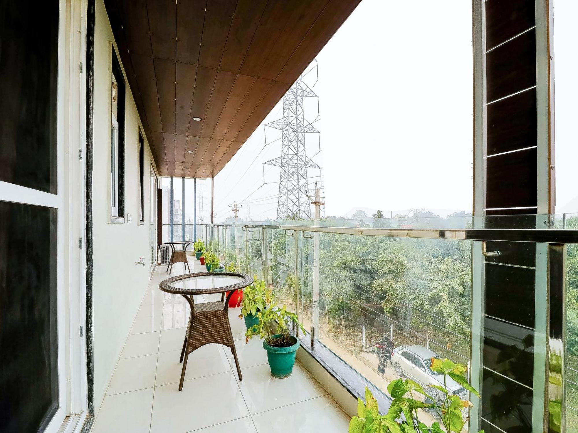 Treebo Rejoice 52 - 3Km From Huda City Metro Station Badshahpur ภายนอก รูปภาพ
