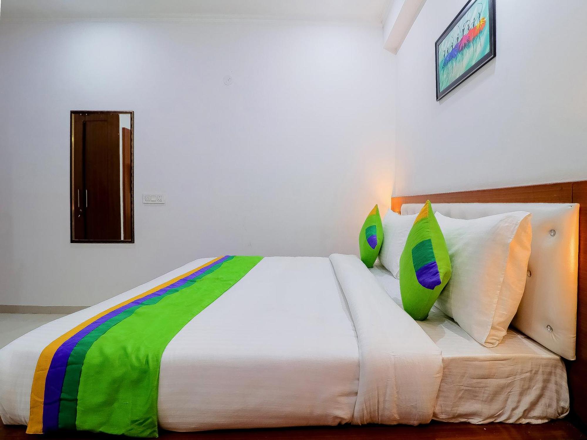 Treebo Rejoice 52 - 3Km From Huda City Metro Station Badshahpur ภายนอก รูปภาพ