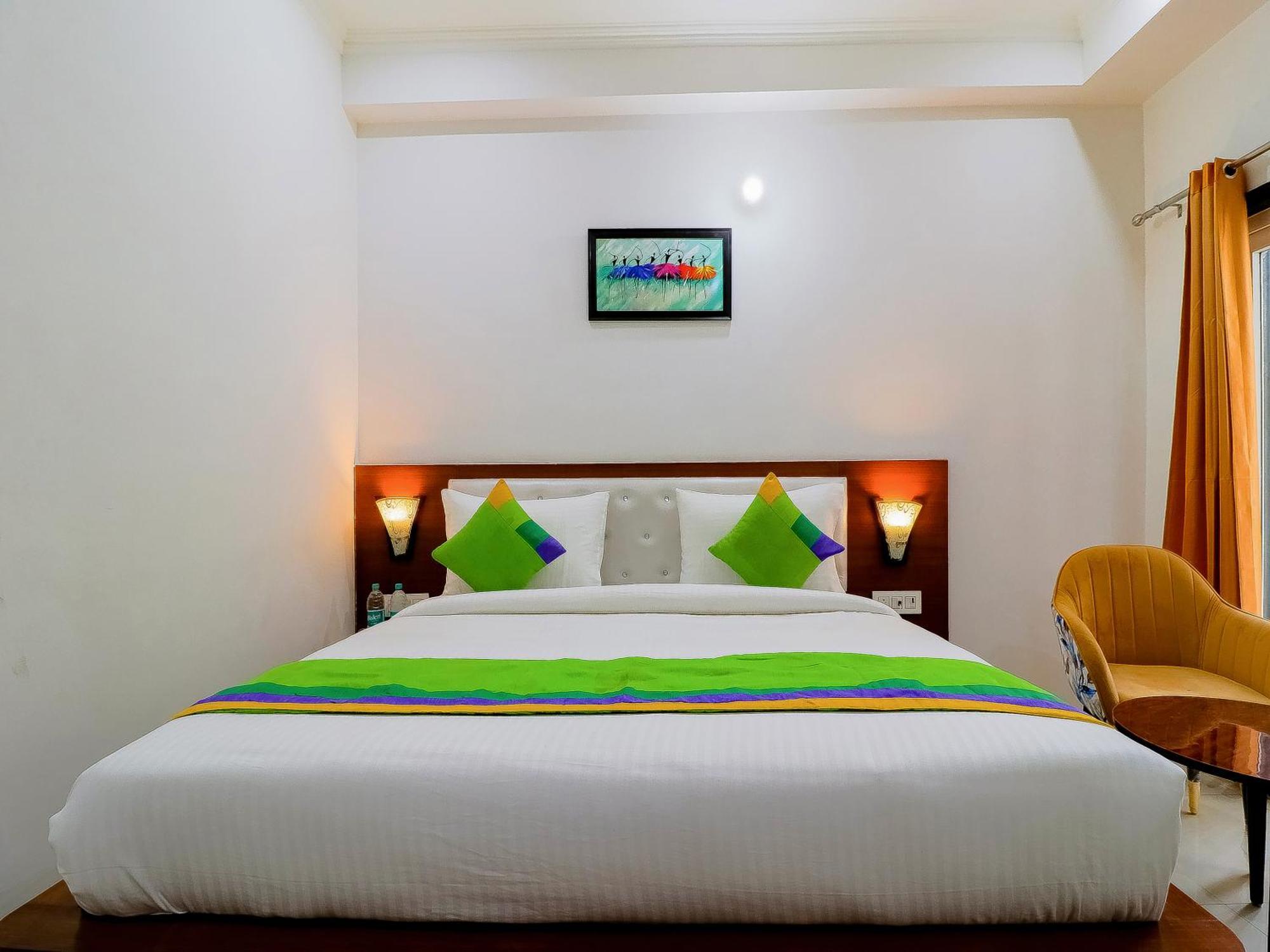 Treebo Rejoice 52 - 3Km From Huda City Metro Station Badshahpur ภายนอก รูปภาพ
