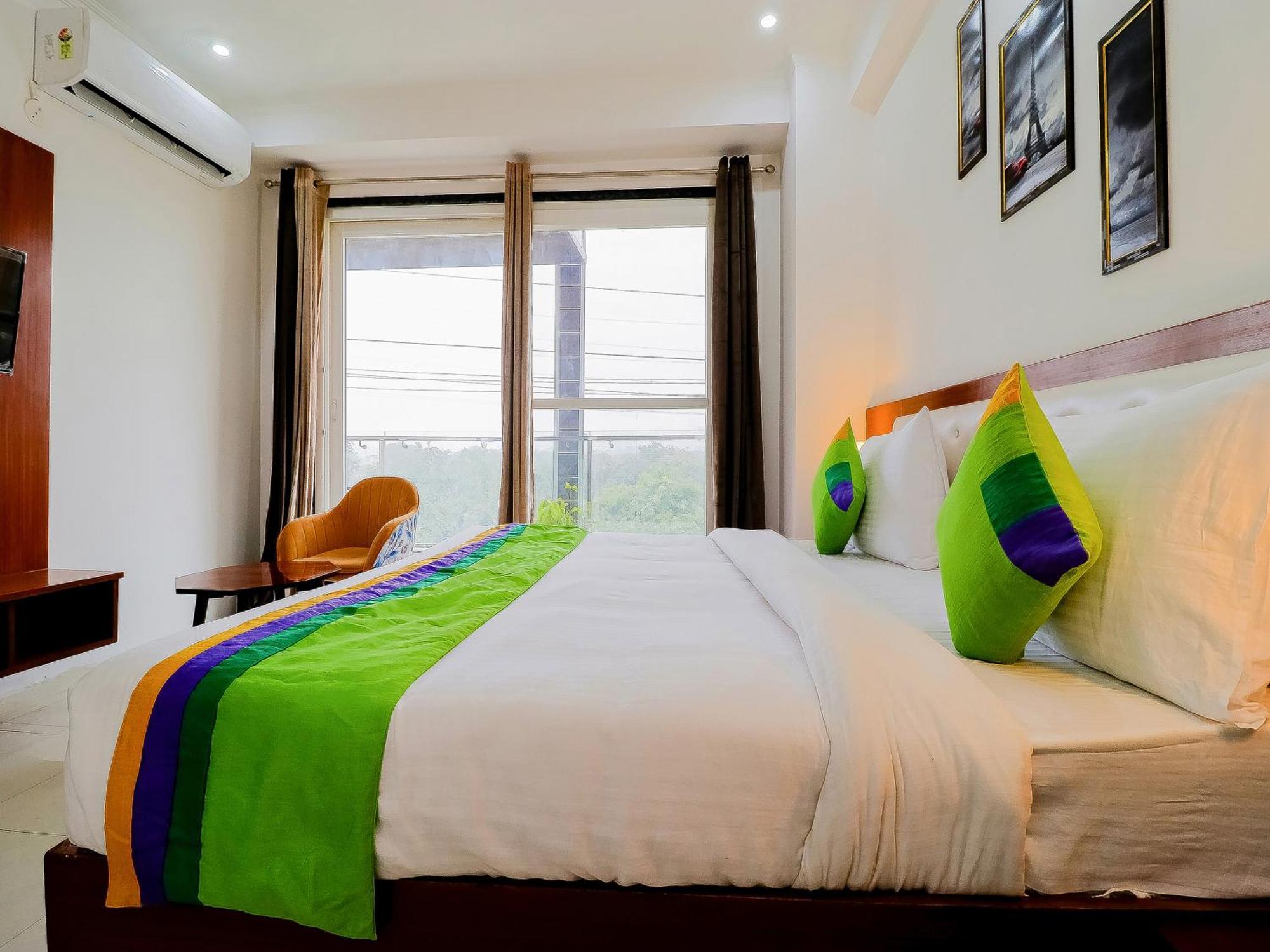 Treebo Rejoice 52 - 3Km From Huda City Metro Station Badshahpur ภายนอก รูปภาพ