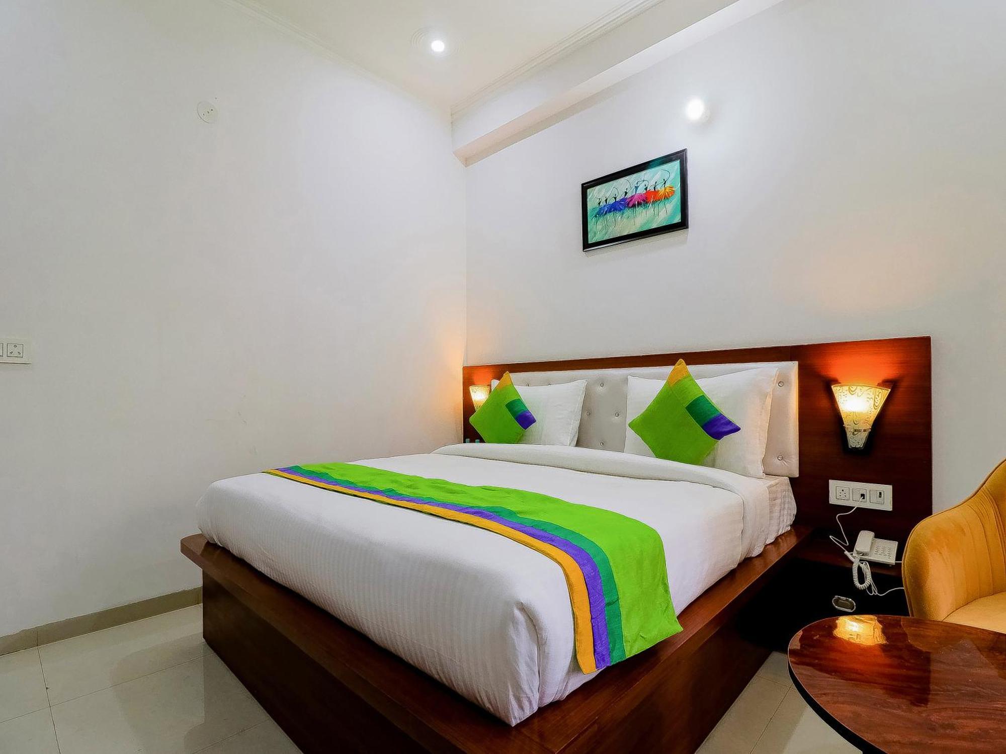 Treebo Rejoice 52 - 3Km From Huda City Metro Station Badshahpur ภายนอก รูปภาพ