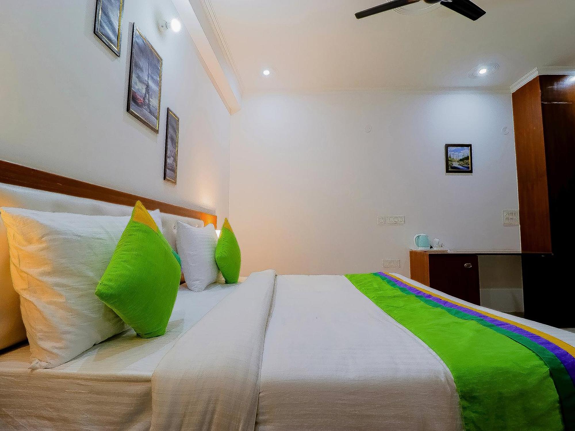 Treebo Rejoice 52 - 3Km From Huda City Metro Station Badshahpur ภายนอก รูปภาพ