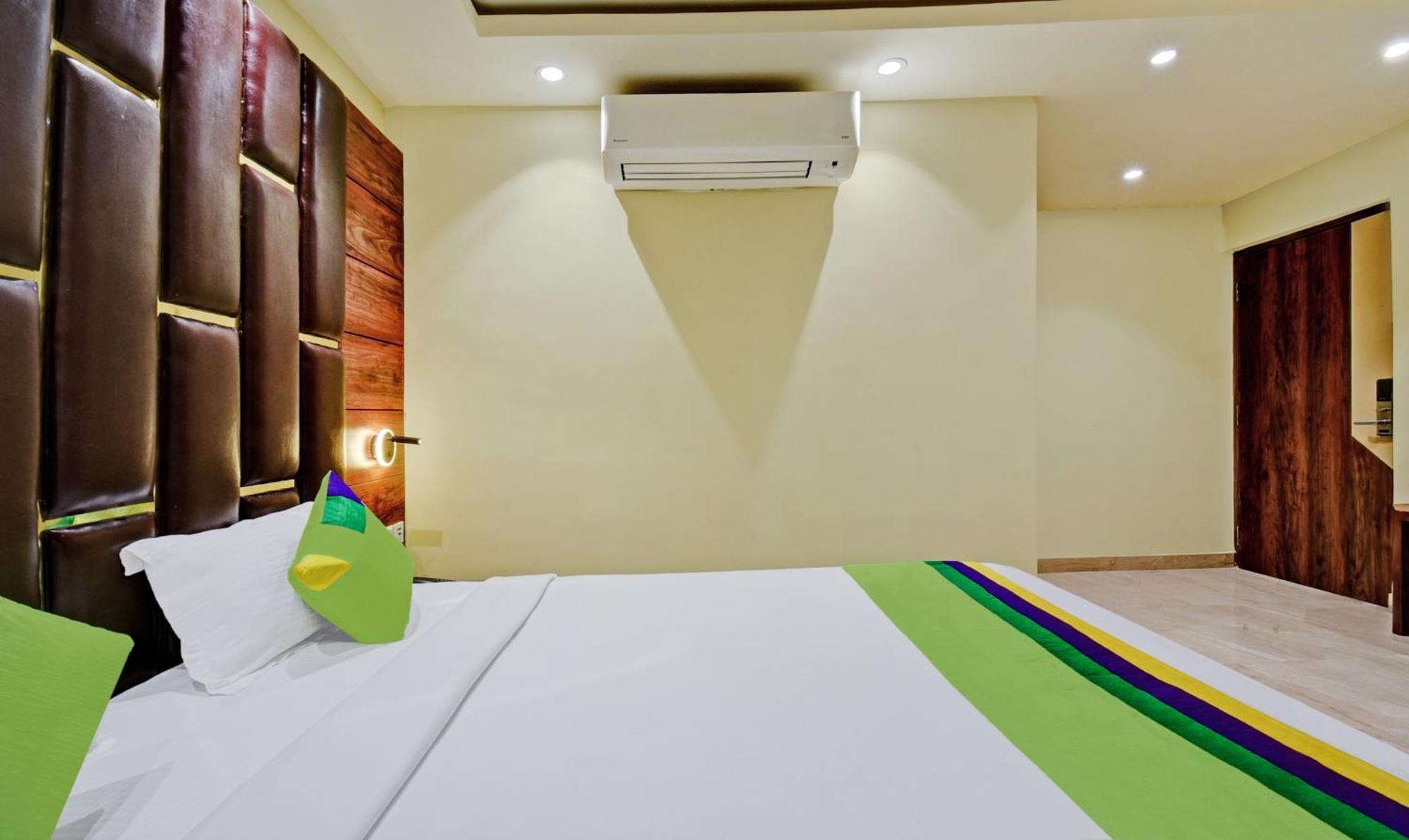 Treebo Rejoice 52 - 3Km From Huda City Metro Station Badshahpur ภายนอก รูปภาพ