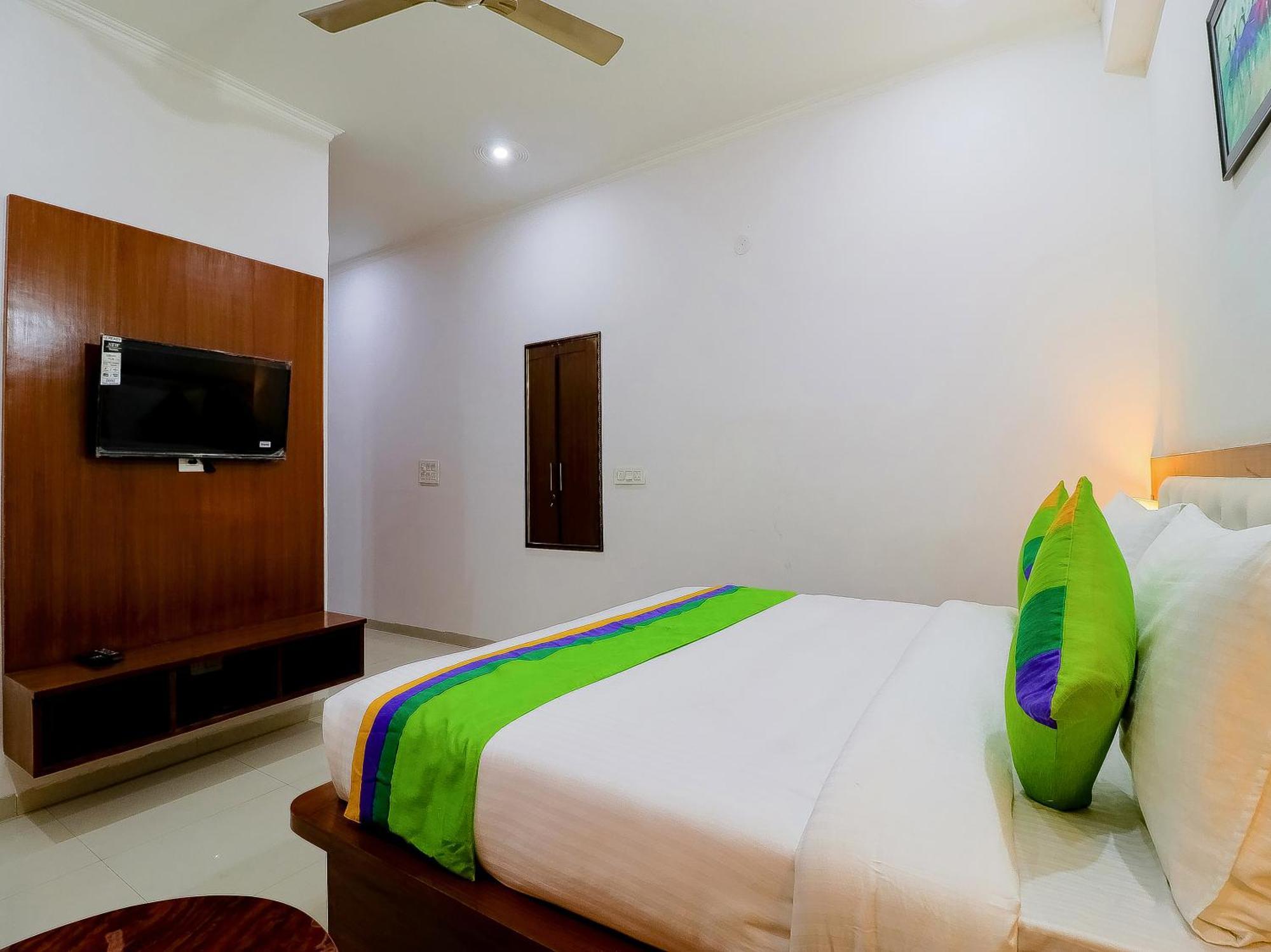 Treebo Rejoice 52 - 3Km From Huda City Metro Station Badshahpur ภายนอก รูปภาพ